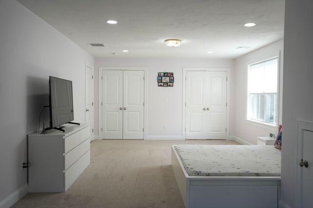 12 Kodiak Ln 12, Milford, MA 01757