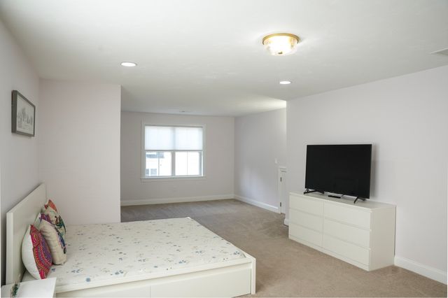 12 Kodiak Ln 12, Milford, MA 01757
