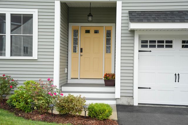 12 Kodiak Ln 12, Milford, MA 01757