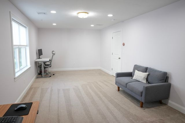 12 Kodiak Ln 12, Milford, MA 01757