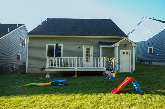 12 Kodiak Ln 12, Milford, MA 01757
