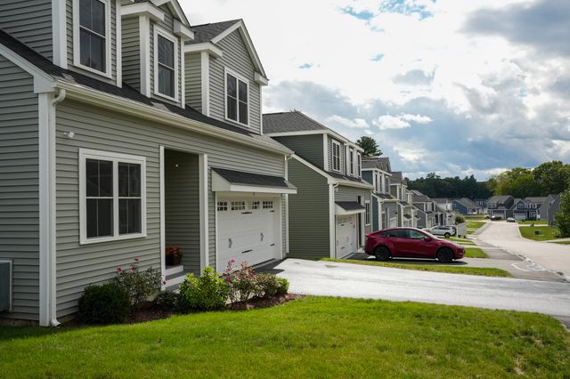 12 Kodiak Ln 12, Milford, MA 01757