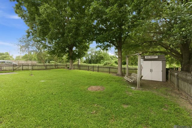 18341 Lake Indigo Dr, Baton Rouge, LA 70817