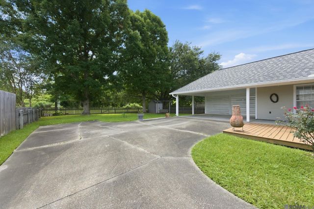 18341 Lake Indigo Dr, Baton Rouge, LA 70817