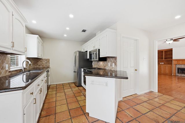 18341 Lake Indigo Dr, Baton Rouge, LA 70817