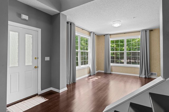 883 Braunworth Court, Chaska, MN 55318