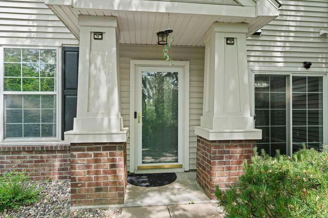 883 Braunworth Court, Chaska, MN 55318