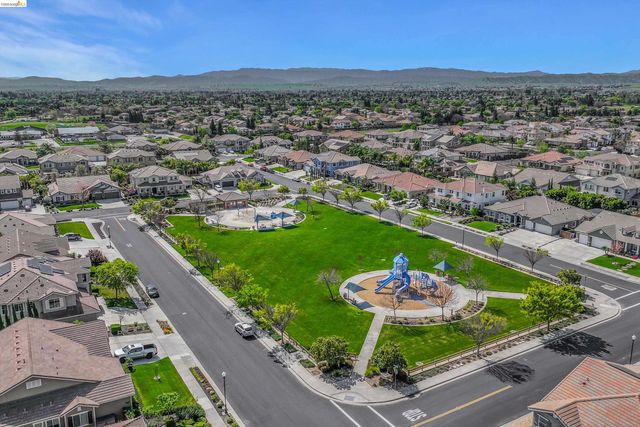 608 Big Basin Dr, Brentwood, CA 94513