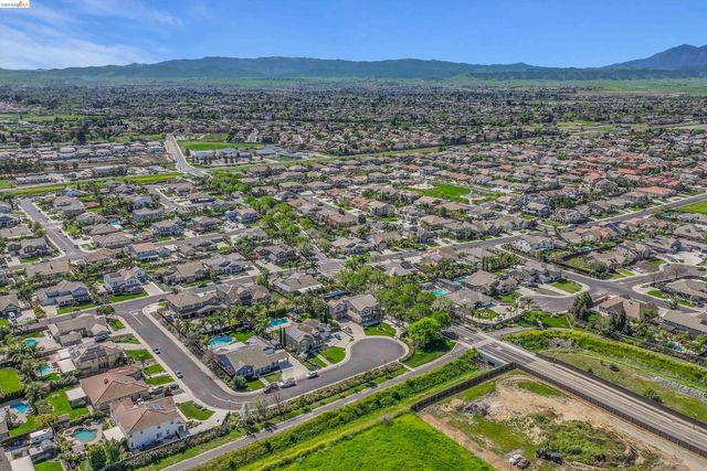 608 Big Basin Dr, Brentwood, CA 94513