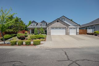 389 Leandrea Lane, Eagle Point, OR 97524