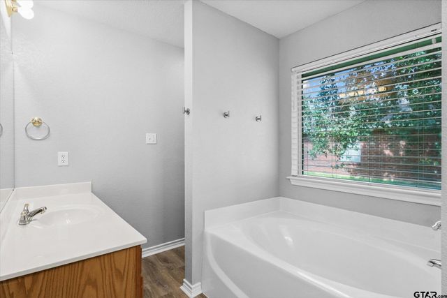 222 Amanda Court, Whitehouse, TX 75791