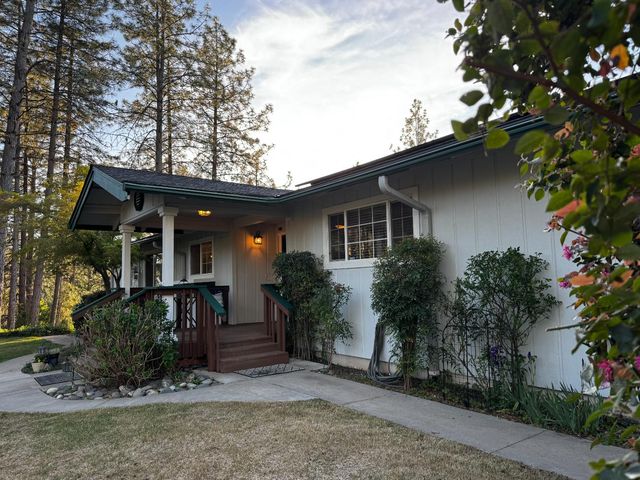 26375 Barb Wire Ln, Colfax, CA 95713