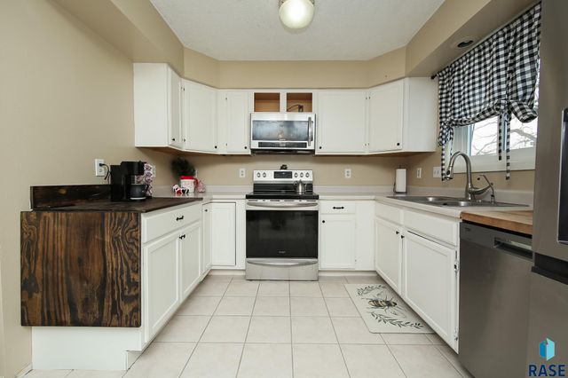 805 S Blaine St Street, Lennox, SD 57039