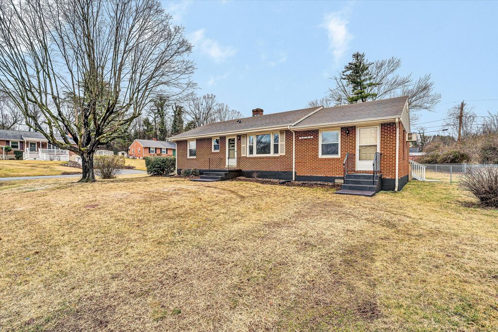 3853 Thompson LN, Roanoke, VA 24018