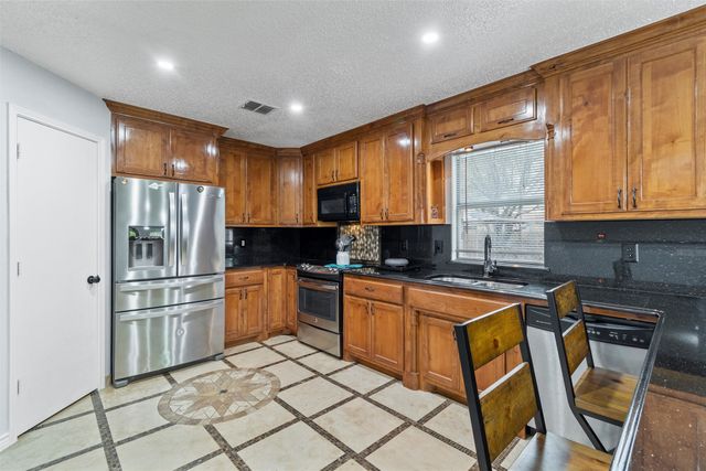 614 Pondview Drive, Cedar Hill, TX 75104