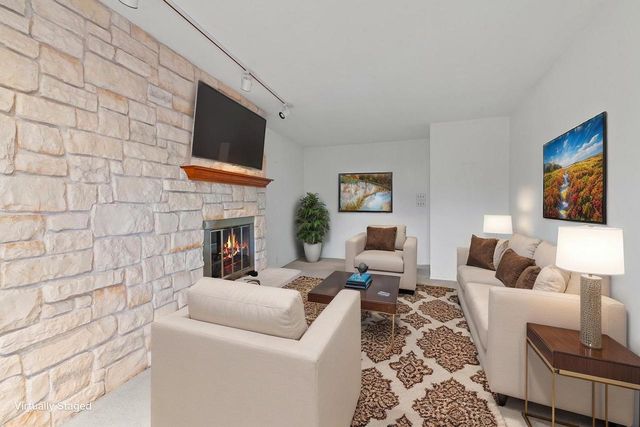 998 Lake Country COURT, Oconomowoc, WI 53066