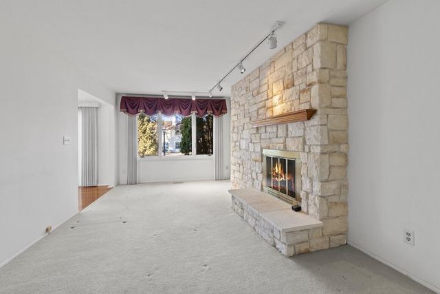 998 Lake Country COURT, Oconomowoc, WI 53066