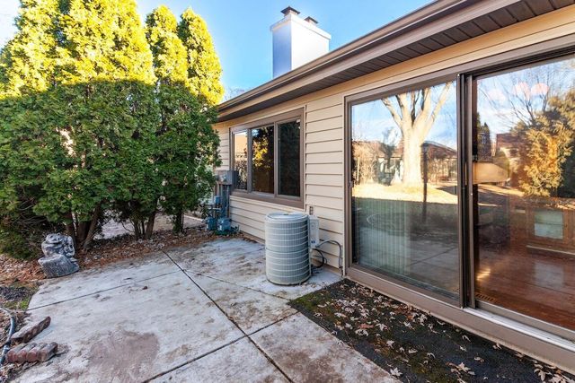 998 Lake Country COURT, Oconomowoc, WI 53066