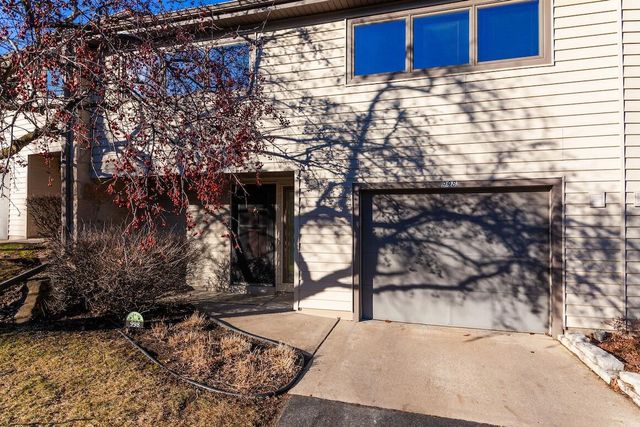 998 Lake Country COURT, Oconomowoc, WI 53066