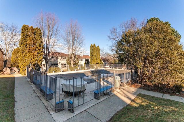 998 Lake Country COURT, Oconomowoc, WI 53066