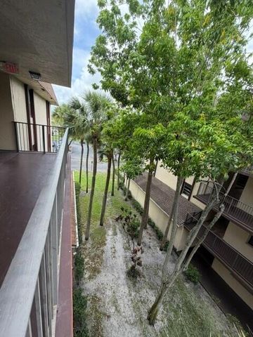 3341 NW 47th Terrace 408, Lauderdale Lakes, FL 33319