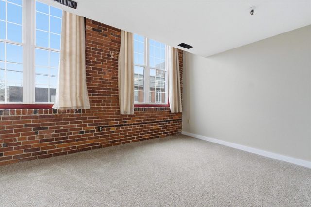 470 Silver St Apt 222, Manchester, NH 03103