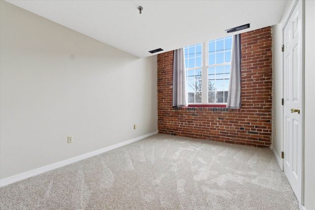 470 Silver St Apt 222, Manchester, NH 03103