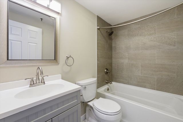 470 Silver St Apt 222, Manchester, NH 03103