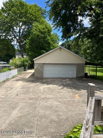 1938 Buechel Bank Rd, Louisville, KY 40218