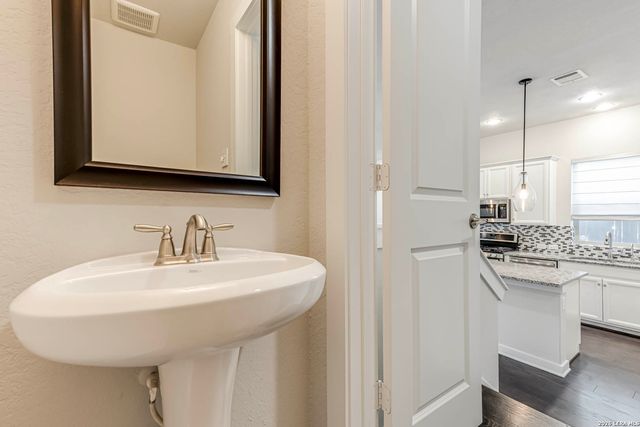 211 E Courtland, San Antonio, TX 78212