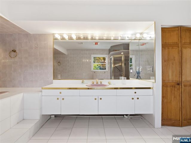 96 Lower Notch Road, Little Falls, NJ 07424