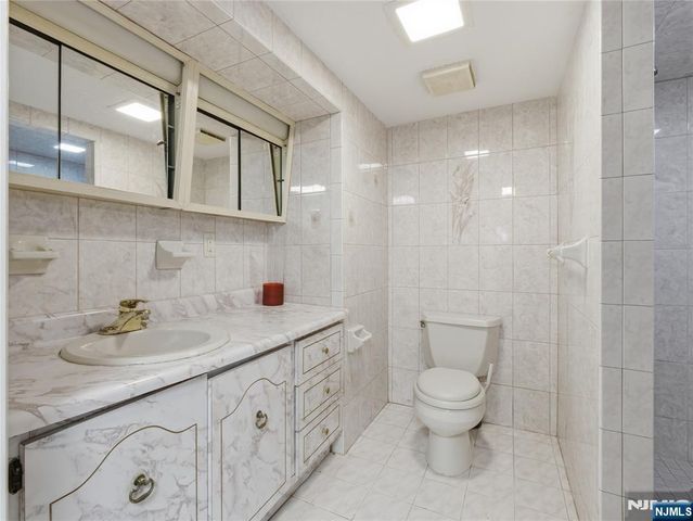 96 Lower Notch Road, Little Falls, NJ 07424