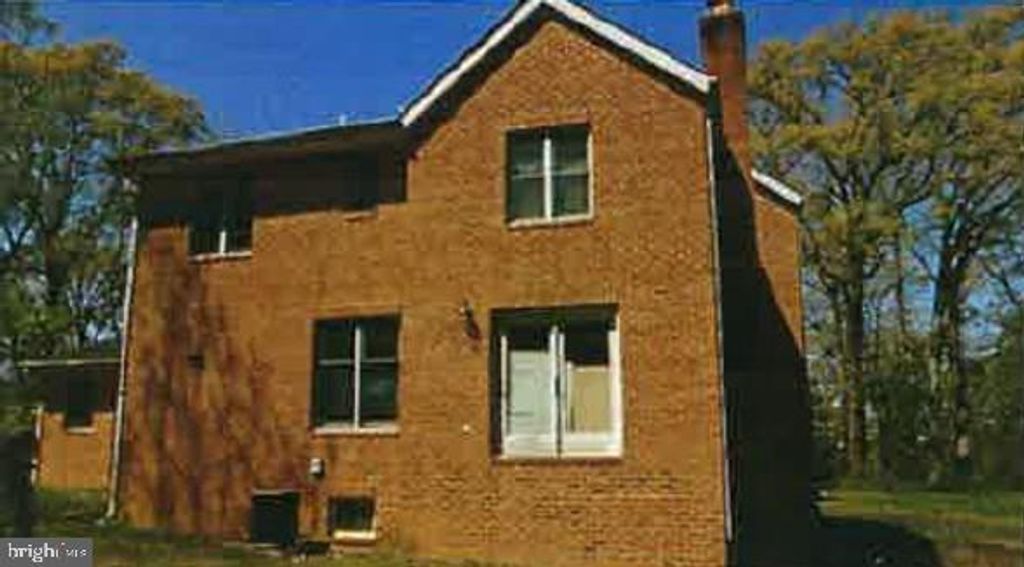 Image 3 of property listing at 10406 LIVINGSTON RD, Fort Washington, MD 20744
