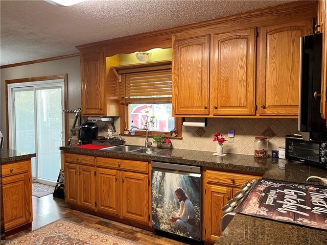 28453 Darden Point RD, Courtland, VA 23837