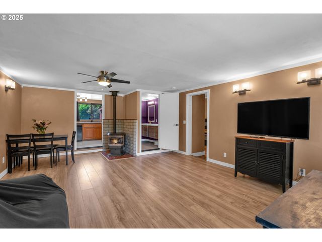 630 COLONIAL Dr, Springfield, OR 97477