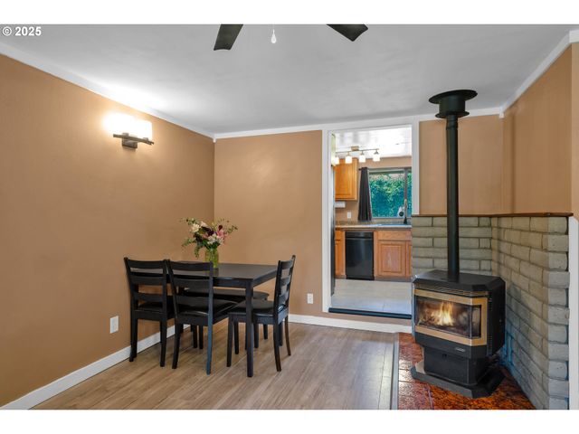 630 COLONIAL Dr, Springfield, OR 97477