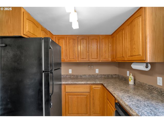 630 COLONIAL Dr, Springfield, OR 97477