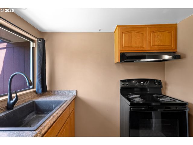 630 COLONIAL Dr, Springfield, OR 97477