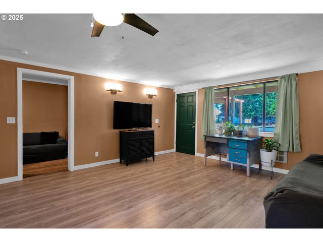 630 COLONIAL Dr, Springfield, OR 97477