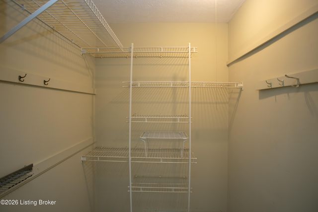 7114 Greengate Ct, Louisville, KY 40241