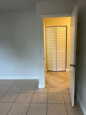 6131 SW 42nd Place 1-2, Davie, FL 33314