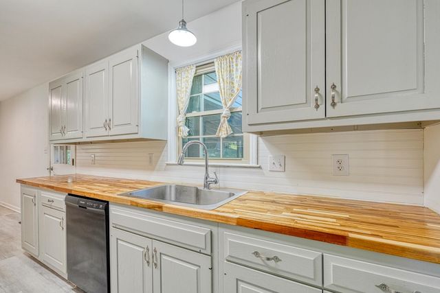 210 Oakmont Dr, Boiling Springs, SC 29316
