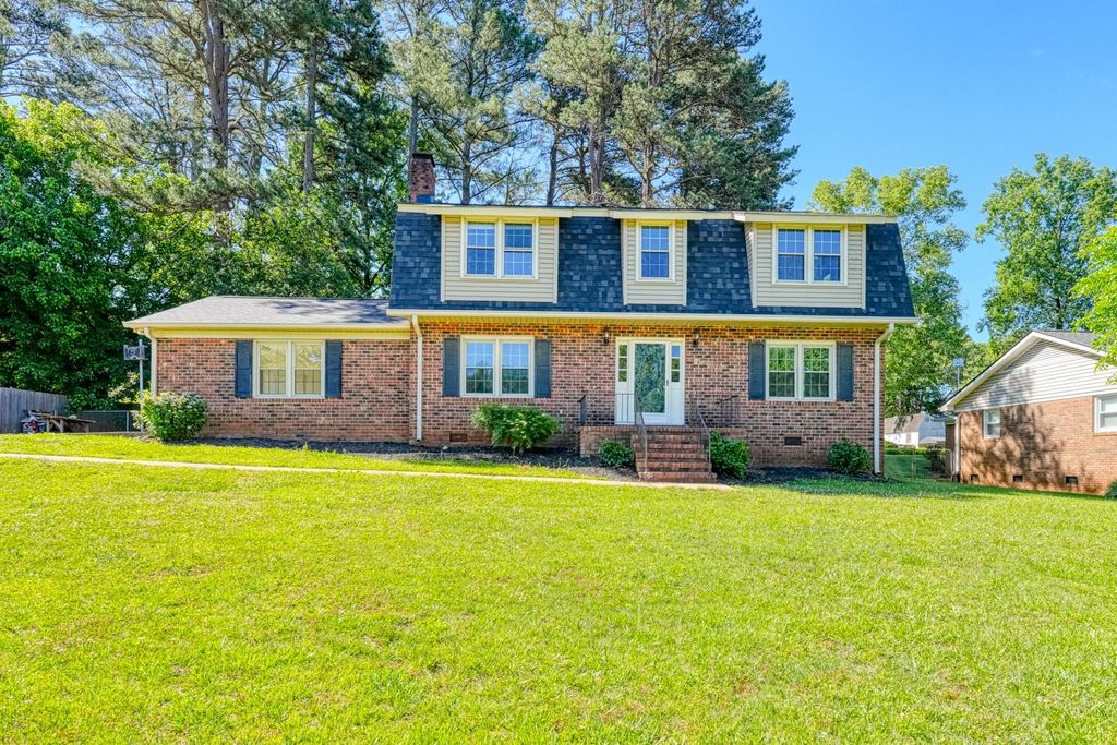 210 Oakmont Dr, Boiling Springs, SC 29316
