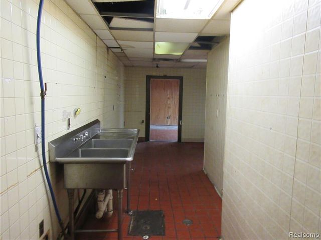 21665 Groesbeck Highway, Warren, MI 48089