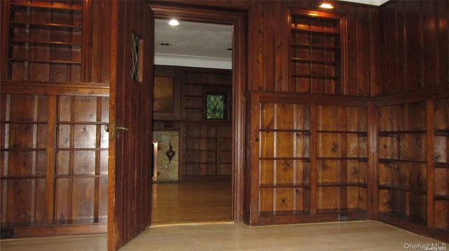 100 Hicks Lane, Great Neck, NY 11024