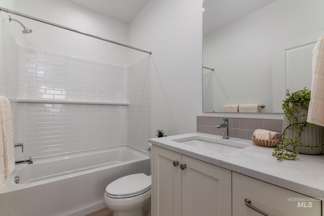 2005 N Spring Creek Ave, Middleton, ID 83644