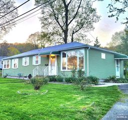 8 Henoch Avenue, Clifton, NJ 07013