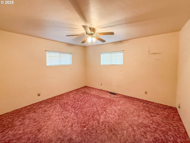 1042 W BROWN Ave, Roseburg, OR 97471