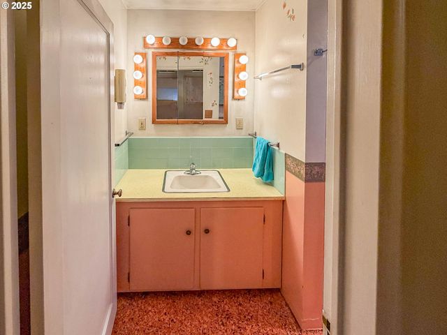 1042 W BROWN Ave, Roseburg, OR 97471