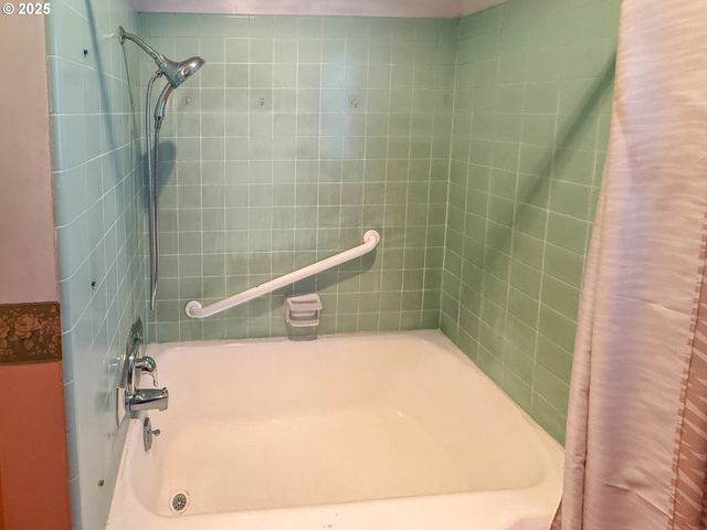 1042 W BROWN Ave, Roseburg, OR 97471